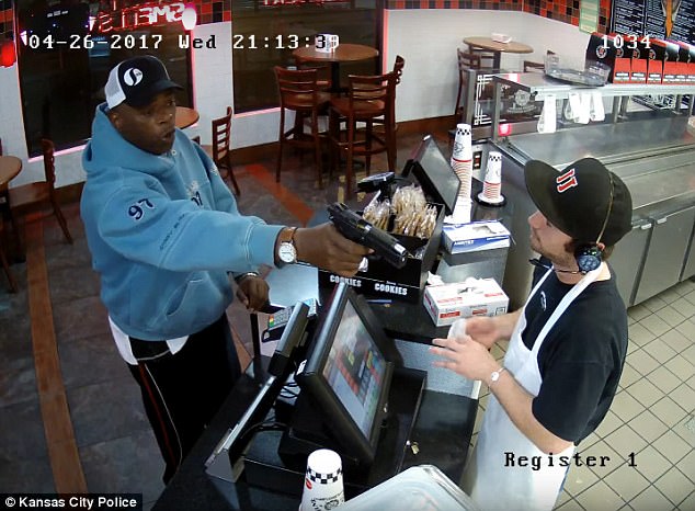 bi cuop di sung vao dau nhan vien thu ngan van deo tai nghe khong so hai roi moi dua tien