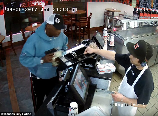 bi cuop di sung vao dau nhan vien thu ngan van deo tai nghe khong so hai roi moi dua tien