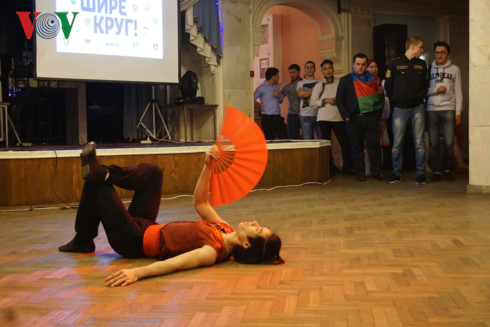 sinh vien viet nam giao luu van hoa nghe thuat dan toc tai nga