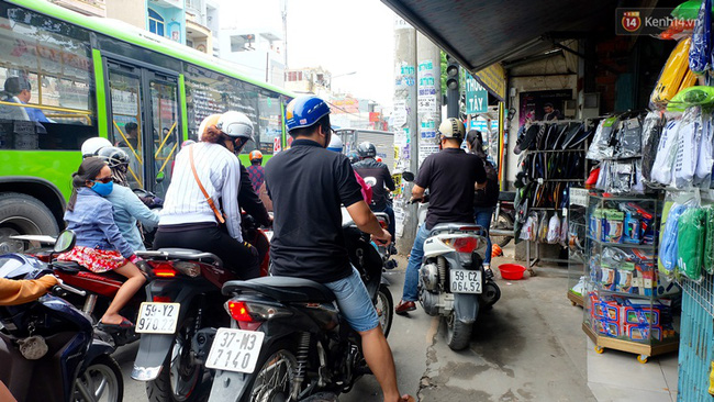 ngay dau nghi le cua ngo phia dong sai gon un tac tu sang den chieu