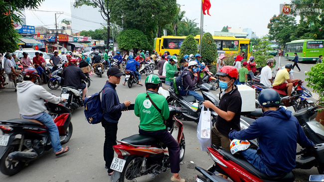 ngay dau nghi le cua ngo phia dong sai gon un tac tu sang den chieu