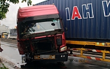 container nat bet dau sau va cham kinh hoang voi xe tai do ben duong