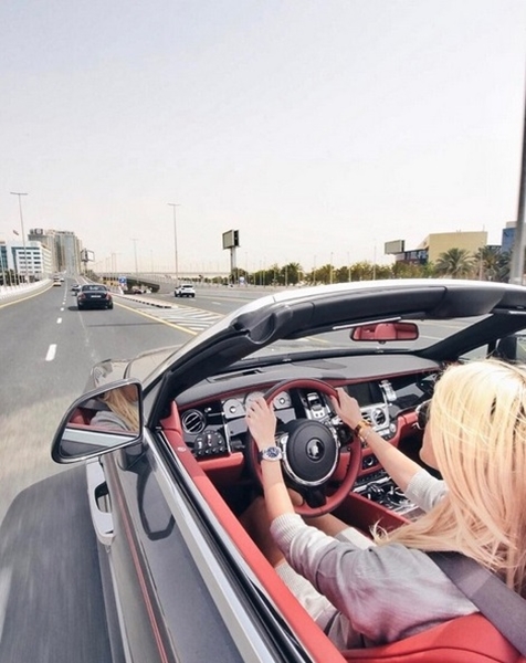 co gai tre huong thu cuoc song xa hoa tai dubai nho cong viec review cho cac hang sieu xe