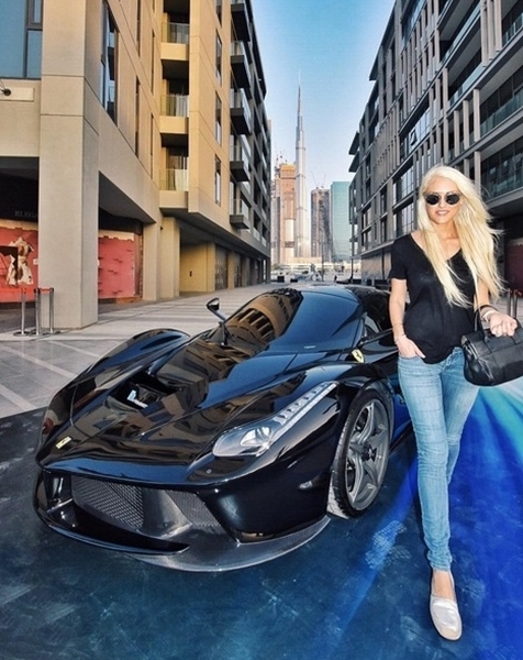 co gai tre huong thu cuoc song xa hoa tai dubai nho cong viec review cho cac hang sieu xe