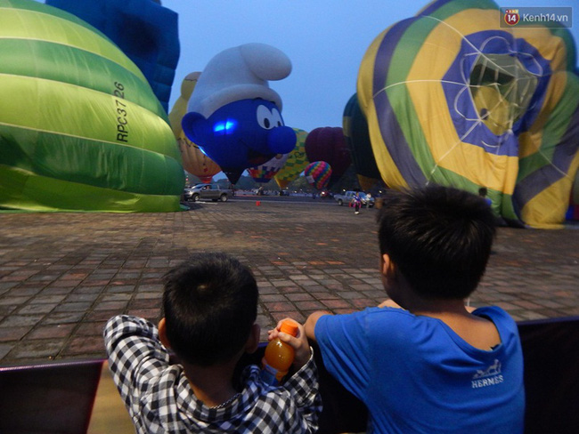 khinh khi cau khong lo ruc sang tren bau troi co do hue