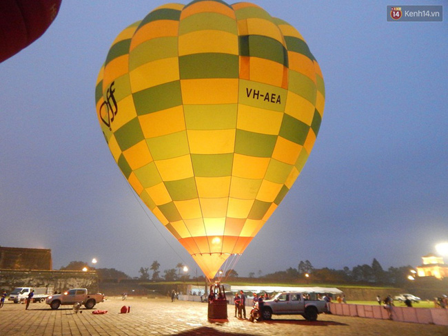 khinh khi cau khong lo ruc sang tren bau troi co do hue