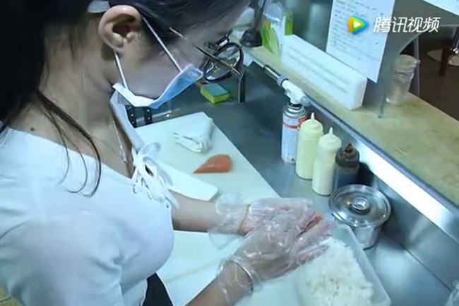 trot yeu co chu hang an xinh dep ong chu khach san nguyen ung tuyen lam nhan vien phuc vu