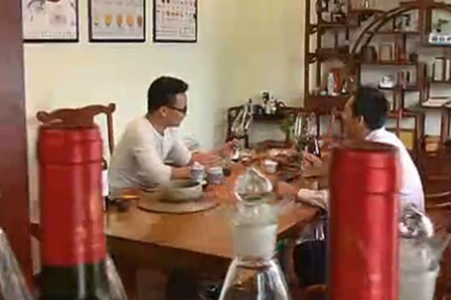 trot yeu co chu hang an xinh dep ong chu khach san nguyen ung tuyen lam nhan vien phuc vu