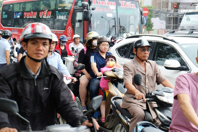 chum anh nhieu nguoi cay nat duong ven ho linh dam de thoat khoi canh tac duong ngay nghi le