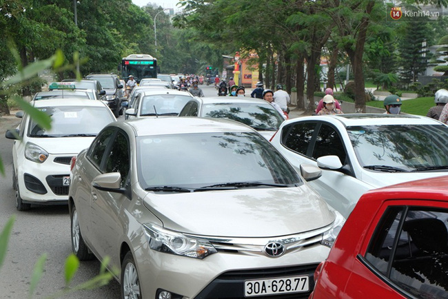 chum anh nhieu nguoi cay nat duong ven ho linh dam de thoat khoi canh tac duong ngay nghi le