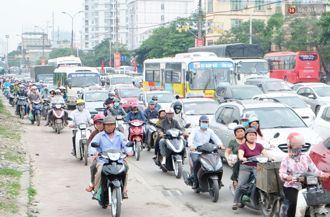 chum anh nhieu nguoi cay nat duong ven ho linh dam de thoat khoi canh tac duong ngay nghi le