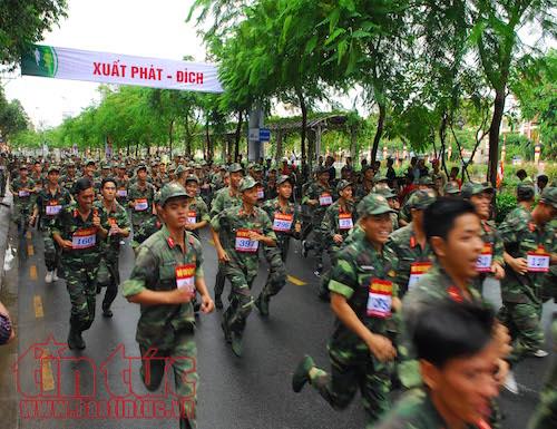 1500 nguoi hao hung chay viet da mung ngay thong nhat