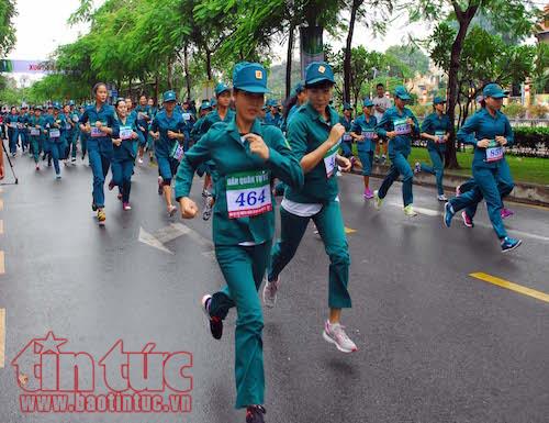 1500 nguoi hao hung chay viet da mung ngay thong nhat