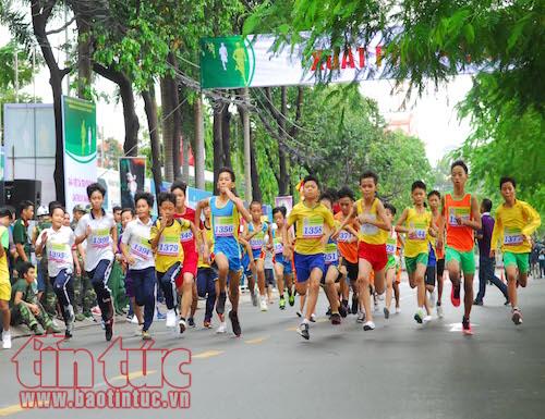 1500 nguoi hao hung chay viet da mung ngay thong nhat