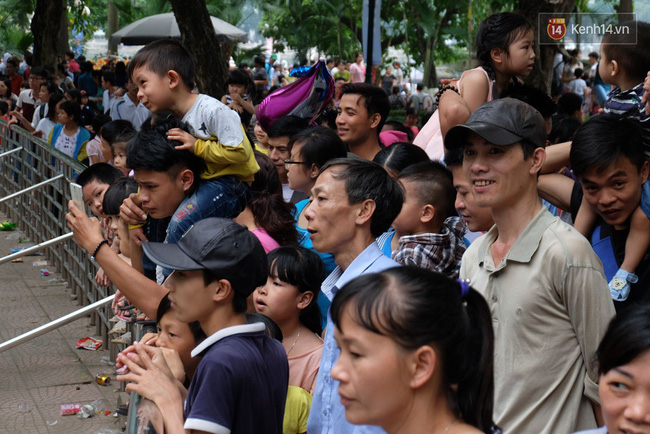 ha noi bien nguoi chen chan o vuon thu thu le ngoi la liet tren bai co dip nghi le 304