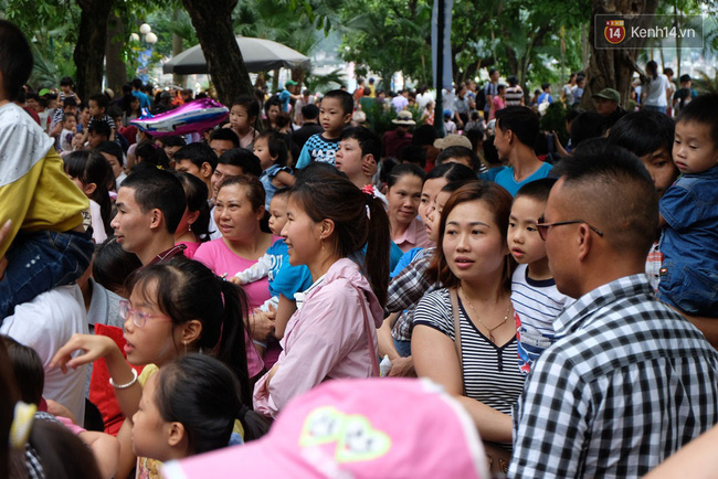 ha noi bien nguoi chen chan o vuon thu thu le ngoi la liet tren bai co dip nghi le 304