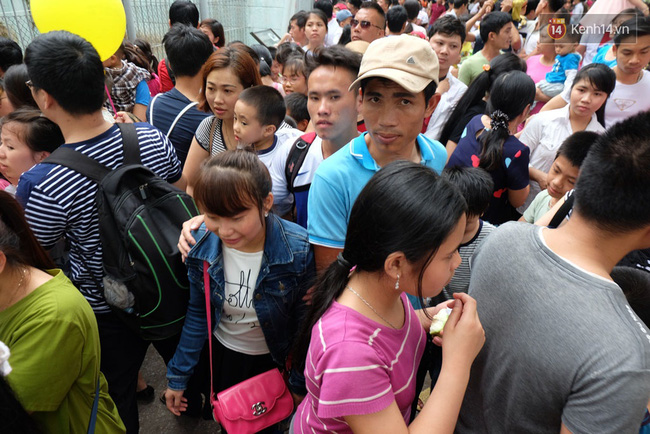 ha noi bien nguoi chen chan o vuon thu thu le ngoi la liet tren bai co dip nghi le 304