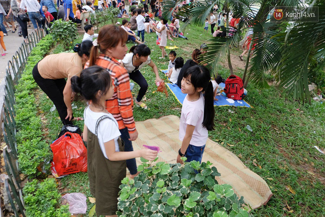 ha noi bien nguoi chen chan o vuon thu thu le ngoi la liet tren bai co dip nghi le 304