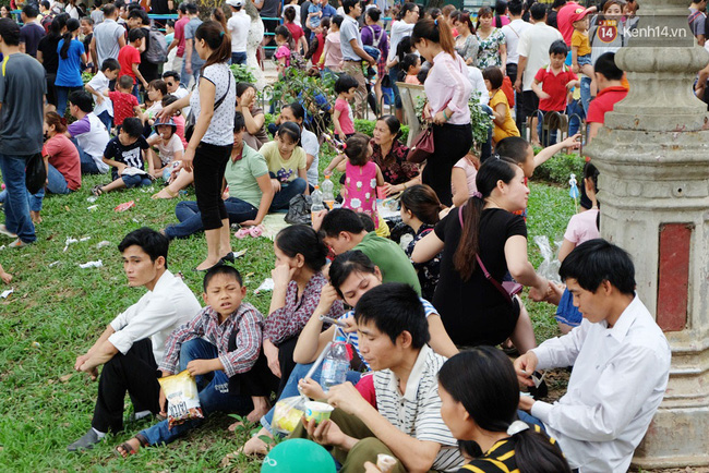 ha noi bien nguoi chen chan o vuon thu thu le ngoi la liet tren bai co dip nghi le 304