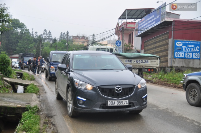 nguoi va xe do ve sa pa dong nghit du khach xep hang dai mua ve cap treo len fansipan