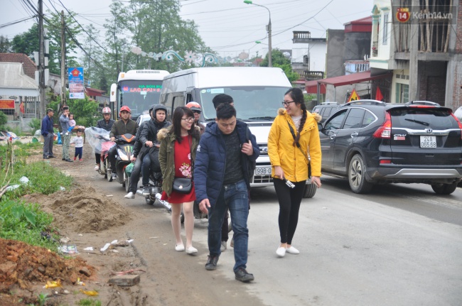 nguoi va xe do ve sa pa dong nghit du khach xep hang dai mua ve cap treo len fansipan