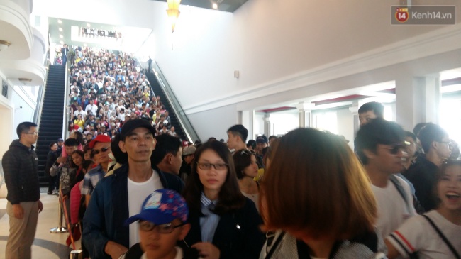 nguoi va xe do ve sa pa dong nghit du khach xep hang dai mua ve cap treo len fansipan