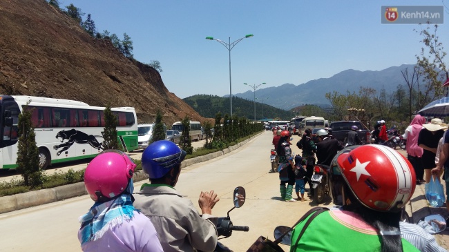 nguoi va xe do ve sa pa dong nghit du khach xep hang dai mua ve cap treo len fansipan