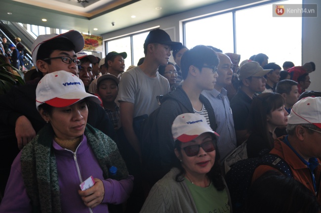 nguoi va xe do ve sa pa dong nghit du khach xep hang dai mua ve cap treo len fansipan
