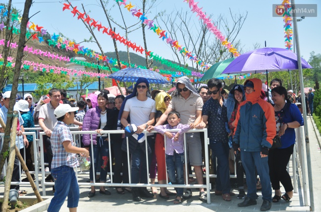 nguoi va xe do ve sa pa dong nghit du khach xep hang dai mua ve cap treo len fansipan