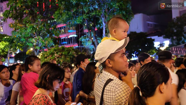 bien nguoi do ve pho di bo nguyen hue tham du dem nhac edm vao toi 304