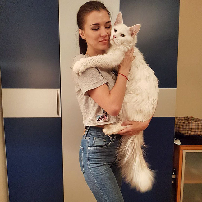 lam quen voi chu meo voi coi luc nao cung nung niu doi om ap