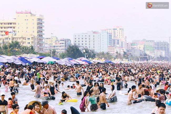 ki nghi le 304 15 du khach chia se voi nhau tung centimet tai cac bai bien