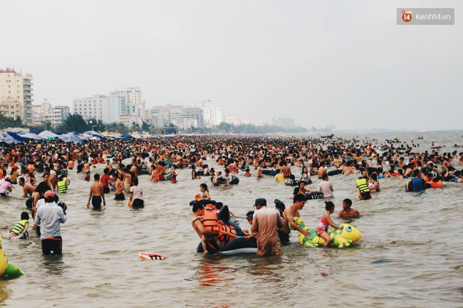 ki nghi le 304 15 du khach chia se voi nhau tung centimet tai cac bai bien