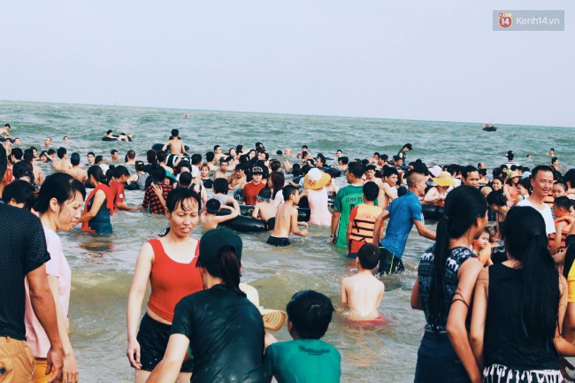 ki nghi le 304 15 du khach chia se voi nhau tung centimet tai cac bai bien