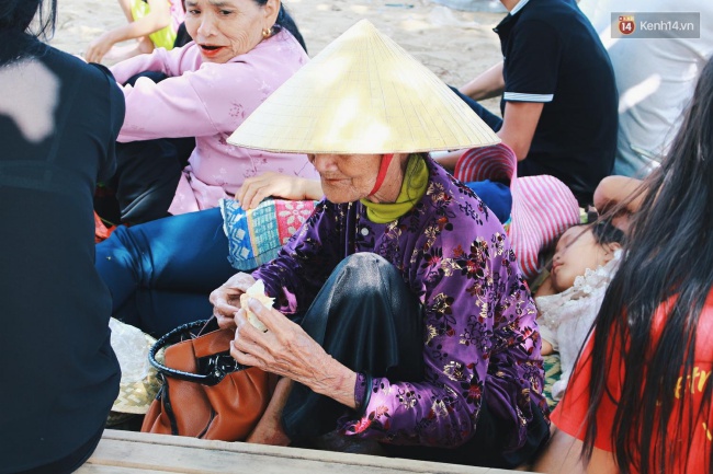 ki nghi le 304 15 du khach chia se voi nhau tung centimet tai cac bai bien