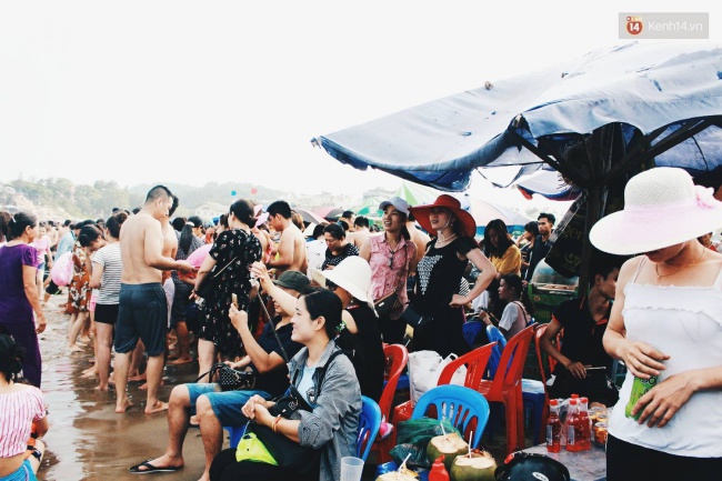 ki nghi le 304 15 du khach chia se voi nhau tung centimet tai cac bai bien