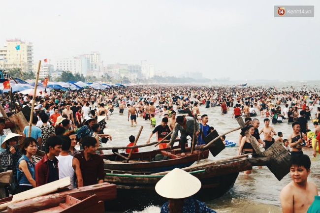 ki nghi le 304 15 du khach chia se voi nhau tung centimet tai cac bai bien