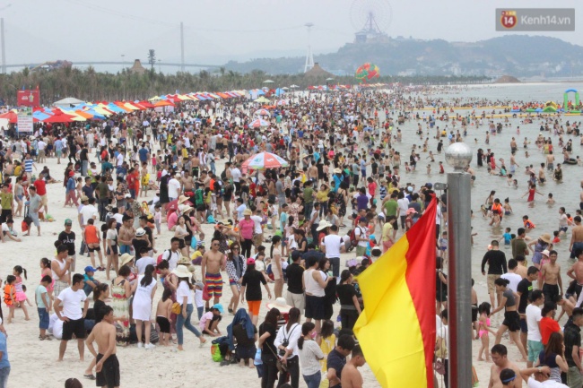 ki nghi le 304 15 du khach chia se voi nhau tung centimet tai cac bai bien