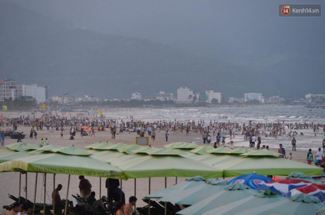 ki nghi le 304 15 du khach chia se voi nhau tung centimet tai cac bai bien