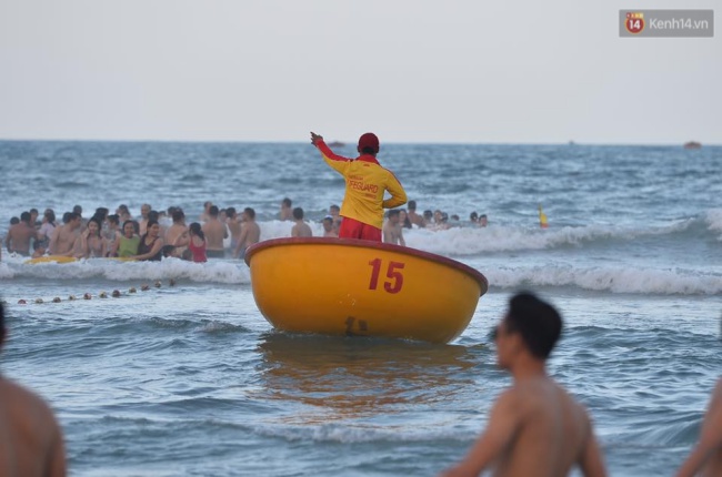 ki nghi le 304 15 du khach chia se voi nhau tung centimet tai cac bai bien