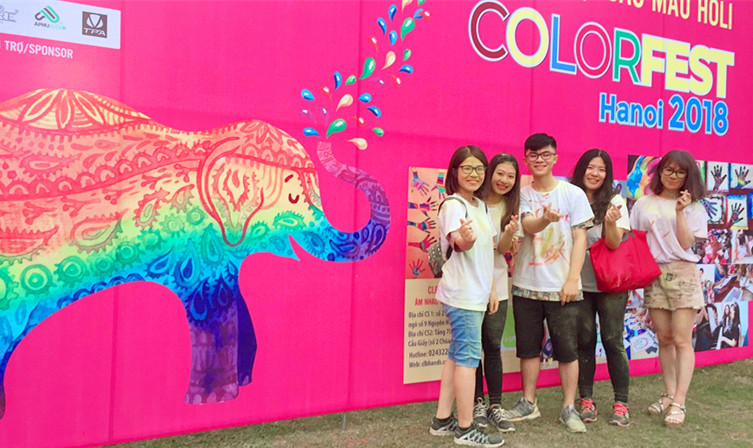doc dao le hoi sac mau color fest 2018 cua nguoi an do tai ha noi