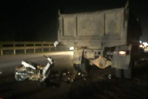 lao vao duoi xe tai 2 thanh nien tu vong tai cho