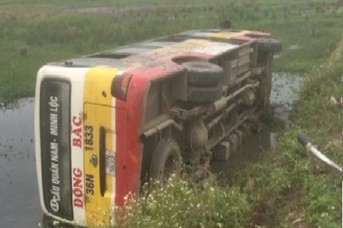 thanh hoa tranh cong nong xe bus lao xuong ruong