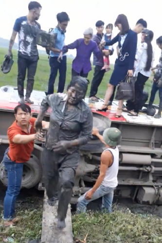 thanh hoa tranh cong nong xe bus lao xuong ruong