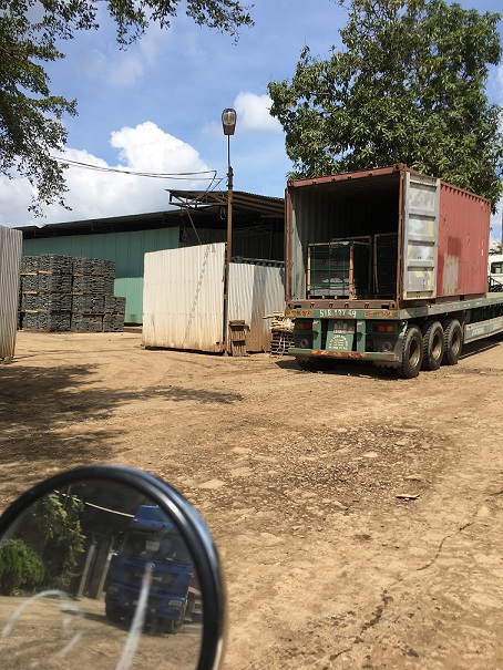 lo dien duong day xuat khau da lau bai 1chua duoc phep nhung nhieu xuong cua xe da van ngang nhien hoat dong