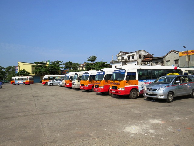 tai xe dong loat dinh cong xe buyt te liet