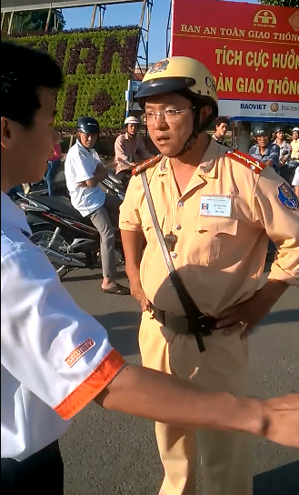 bi dinh chi cong viec vi quay clip csgt roi tung len mang