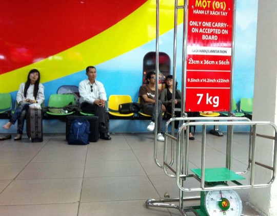 truy tim nu hanh khach tat nhan vien hang khong