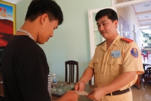 thieu ta csgt di bo gan 1km trong dem toi tim vi cho tai xe