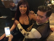 dam vinh hung ky ten len nguc fan nu gay tranh cai toe lua